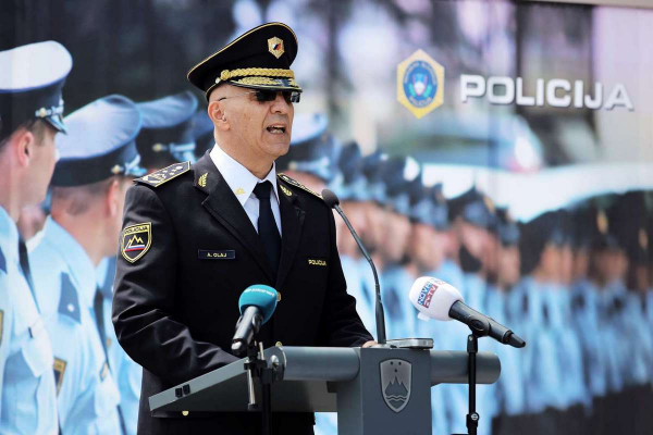 Čarobna beseda »azil« in psihično sporočilo migrantom
